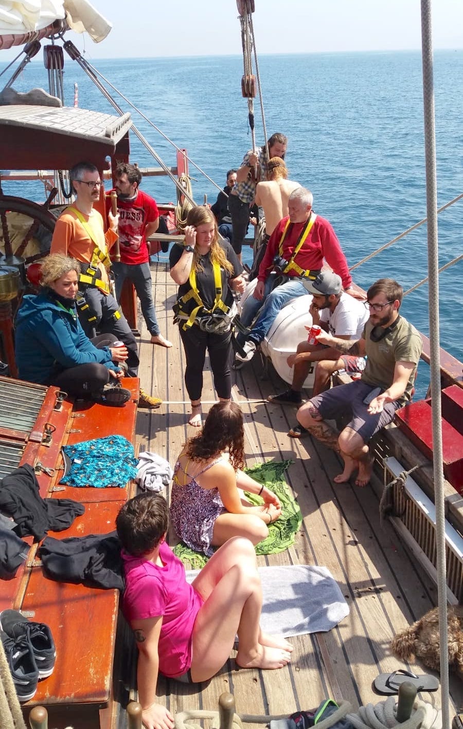 Partecipanti su Atyla in barca a vela in una giornata di sole Attività di gruppo Settimana di Kiel 2021 Festival Covid19 Libero Nessun filtro
