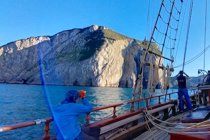 Kustklippor Kantabriska kusten Spanien Semester i spansk klassisk segling Boka nu Atyla Ship