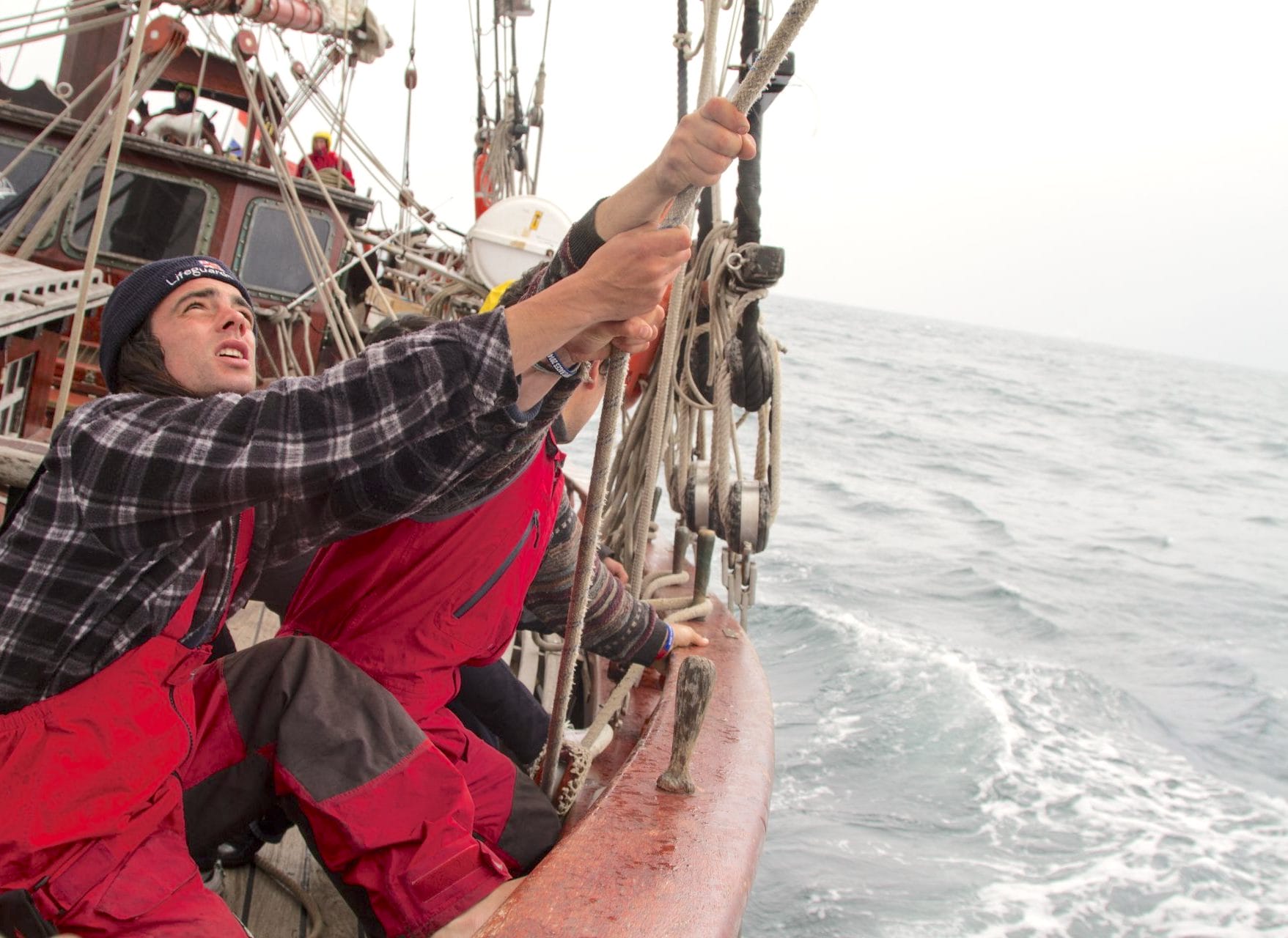 Nehmen Sie an der Herausforderung teil. Erlernen von Soft Skills Lebenskompetenzen. Segelschiff. Typische atypische Abenteuerreiseaktivitäten