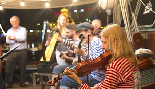 Musikhändelse på ett fartyg Live spelar ombord på båten Tallship Atyla Violin Guitar Harp Shanties