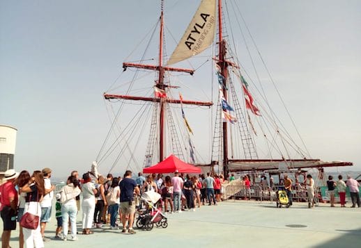 Atyla Maritime Festival Santanderren Ate irekietan zain dauden jende ilarak Tall Ship Attraction bisitatzen Atyla Maritime Festival Santanderren Ate irekietan zain dauden jende ilarak Tall Ship Attraction bisitatzen