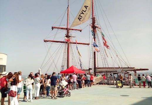 Atyla Maritime Festival Santanderren Ate irekietan zain dauden jende ilarak Tall Ship Attraction bisitatzen