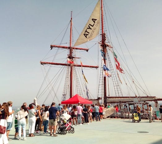 Väntar på att få besöka segelfartyget Atyla i Cadiz Spain Port Sherry Kö för besök
