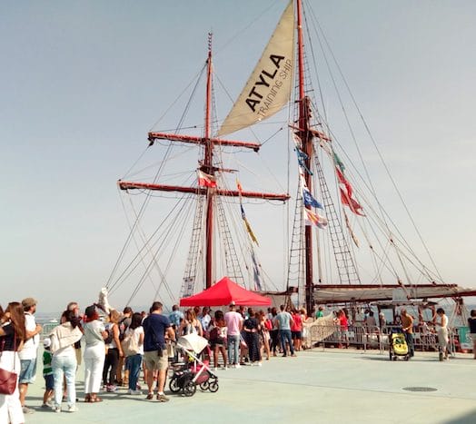 Wachten om zeilschip Atyla te bezoeken in Cadiz Spanje Port Sherry Wachtrij Bezoek Wachten om zeilschip Atyla te bezoeken in Cadiz Spanje Port Sherry Wachtrij Bezoek