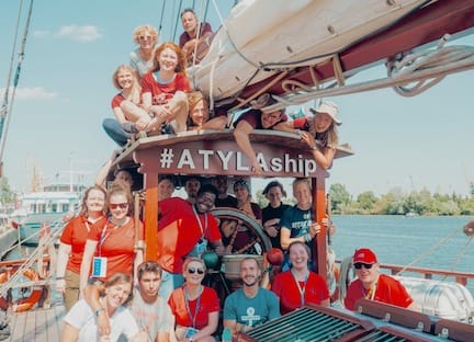 Gruppenbild Crew an Bord der Teilnehmer des Atyla-Schiffes Premium-Erlebnis Jeder bewertet
