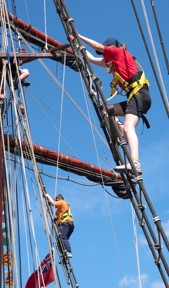 Deltagere på Atyla-skibet Tallship Sailing Experience Mulighed Tilbud om stipendiefonde Stipendium Finansiel støtte Socialt ansvar Crew klatrer i masterne Solrig rejse