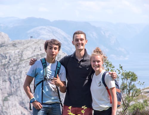 Uczestnicy na wycieczce terenowej Podróż Żaglowiec Atyla Zdjęcie grupowe Możliwość podróży Fundusz charytatywny Stypendium Udane