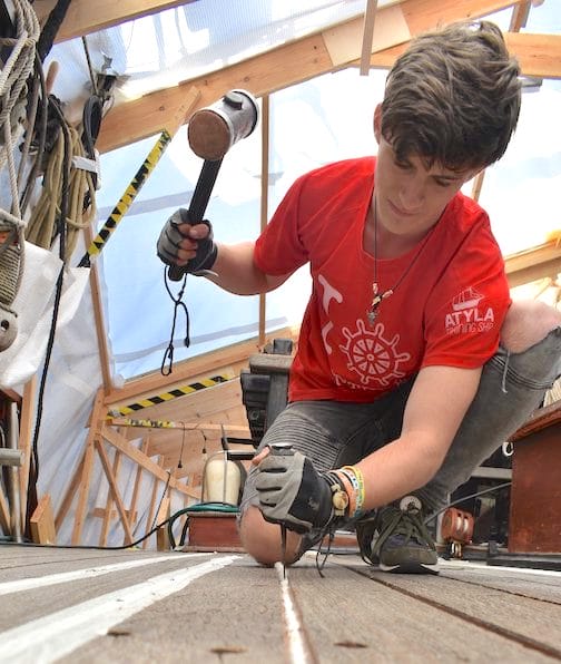 志愿者在船上 Atyla 帆船重新填缝 填缝 Sikaflex 棉花甲板锤 毕尔巴鄂 西班牙巴斯克地区