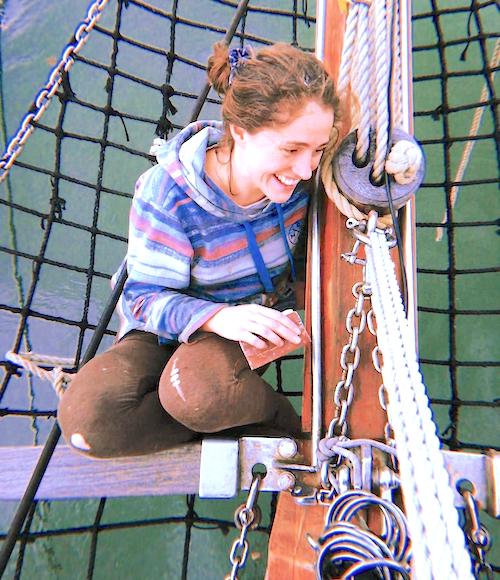 Trabajando En Cuerdas Voluntario Barco De Vela Sonriendo Buen Trabajo Oportunidad De Tiempo Libre Atyla Barco Lijando