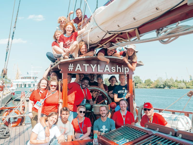 参加者帆船旅行 Atyla 船、户外团体活动、运动健康、社交、有趣的娱乐、所有年龄段、奖学金、免费、社会价格、慈善、帆船训练